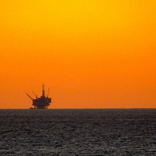 Offshore Drilling Rig, Santa Barbara, CA, 6 December, 2011. Wikimedia Commons User TheConduqtor, CC3.0