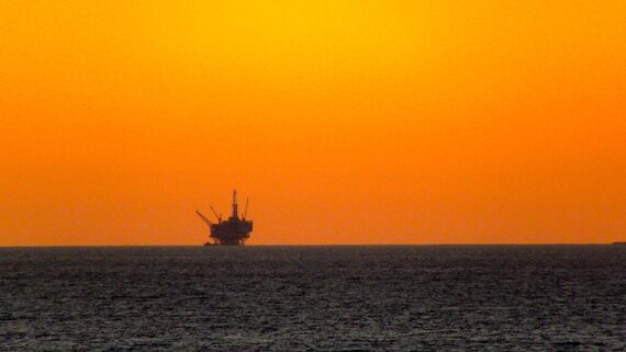 Offshore Drilling Rig, Santa Barbara, CA, 6 December, 2011. Wikimedia Commons User TheConduqtor, CC3.0